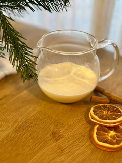 Una foto de Leche aromatizada para el roscón con agua de azahar