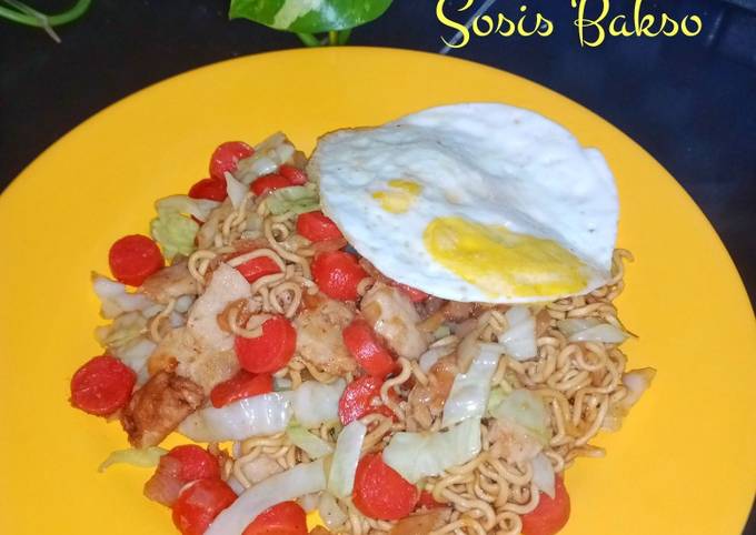 Bagaimana Menyiapkan Mie Goreng Sosis Bakso yang Enak Banget