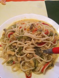 Una foto de Espaguetis con pollo y verduras con nata