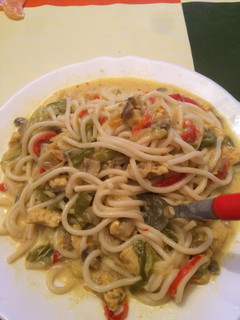 Una foto de Espaguetis con pollo y verduras con nata