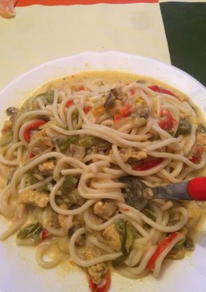 Una foto de Espaguetis con pollo y verduras con nata