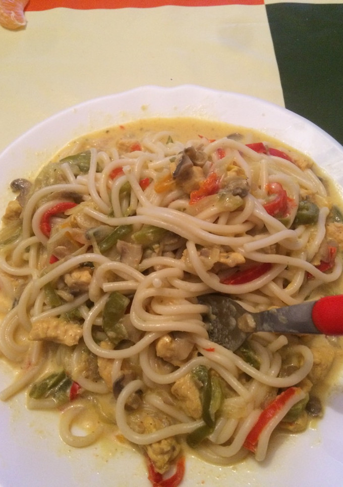 Una foto de Espaguetis con pollo y verduras con nata