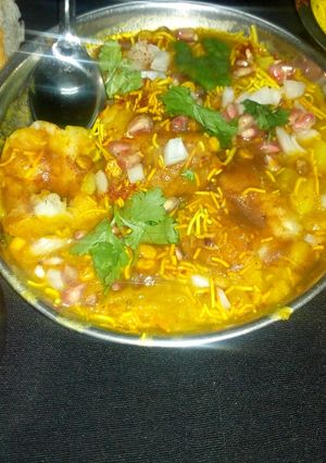 પાઉં રગડો(Ragda Pau Recipe In Gujarati) રેસીપી મુખ્ય ફોટો