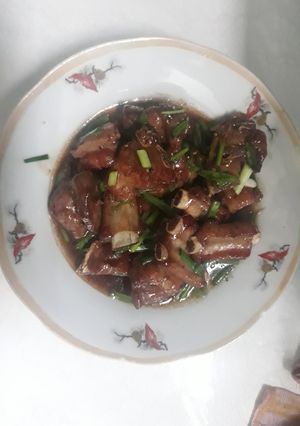 Hình của món Sườn rim chua ngọt.