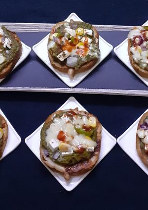 A picture of Garlic Bread Pizza with Sarso Saag.