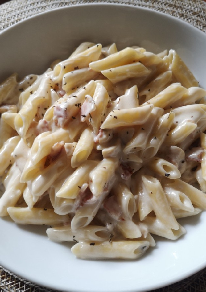 Una foto de Macarrones en salsa parmesano con bacon y champiñones