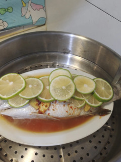 防疫宅料理~~無敵簡單清蒸檸檬鱸魚 的食譜成品照片
