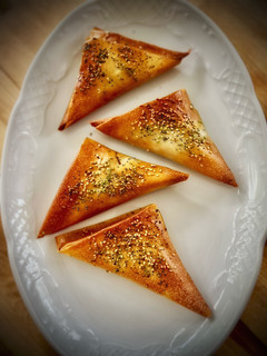 Una foto de Samosas indias de pollo