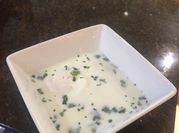 Una foto de sopa cebollin