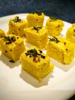क्विनोआ मूंग दाल ढोकला (Quinoa Moong Dal Dhokla recipe in Hindi) रेसिपी मुख्य फोटो