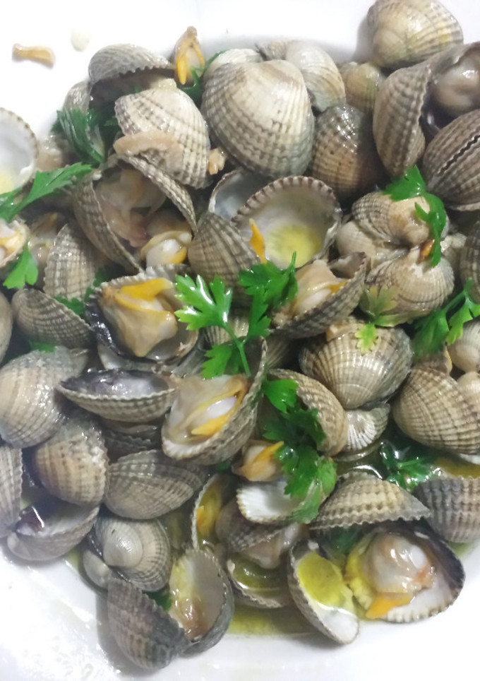 Una foto de 🇪🇸 Berberechos al ajillo con vino blanco 🇪🇸
