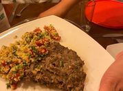 Una foto de kebab al horno