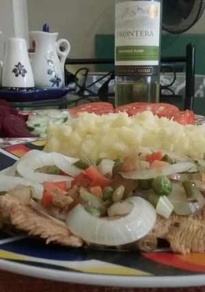 Una foto de Pechuga de pavo a la jardinera con reducción de vino