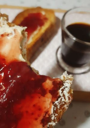 Une photo de Tartine de confiture de fraises maison 🍓