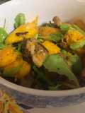 Ensalada de pollo, lechuga y mango de azúcar