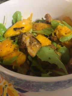 Una foto de Ensalada de pollo, lechuga y mango de azúcar