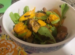Una foto de Ensalada de pollo, lechuga y mango de azúcar