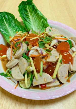 รูปของ ยำไข่แดงเค็มหมูยอ 🥚🐷(สูตรใส่น้ำปลาร้า)