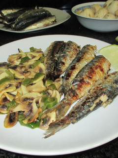Una foto de Sardinas a la plancha con champiñones