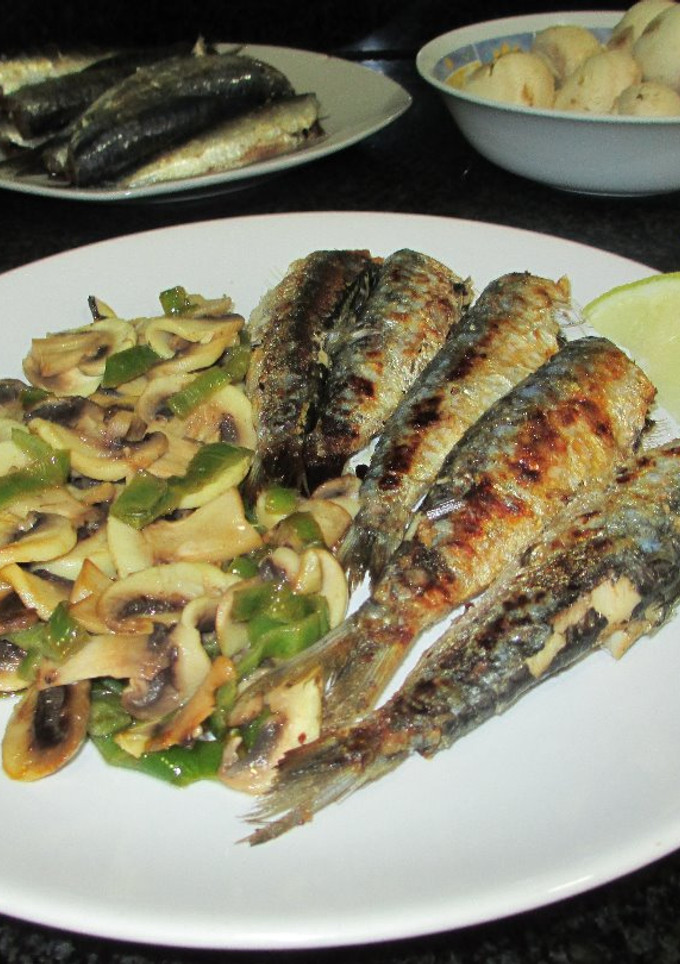 Una foto de Sardinas a la plancha con champiñones