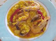 Una foto de arroz caldoso gambas