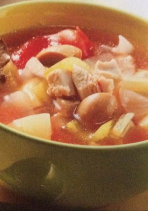 A picture of Tomato chicken soup .