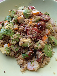 Una foto de Ensalada tibia de quinoa y marisco