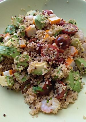 Una foto de Ensalada tibia de quinoa y marisco