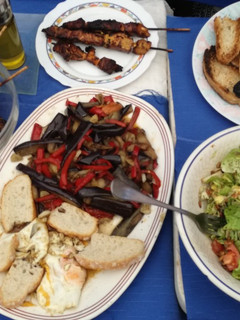 Una foto de Brochetas de pollo, ensalada con pipas, pisto y dos huevos fritos