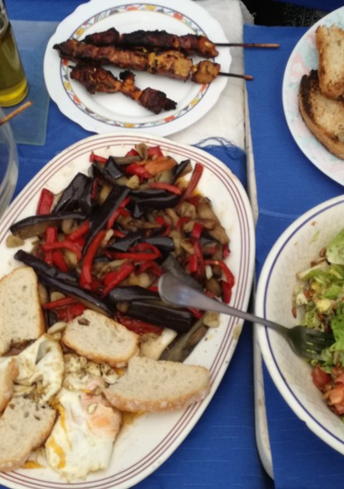 Una foto de Brochetas de pollo, ensalada con pipas, pisto y dos huevos fritos
