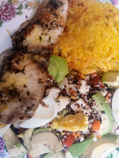 Una foto de Rosti papa con ensalada de quinua y pescado frito🇵🇪
