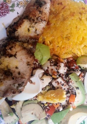 Una foto de Rosti papa con ensalada de quinua y pescado frito🇵🇪