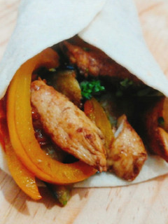 Una foto de Fajitas de verduras con pollo