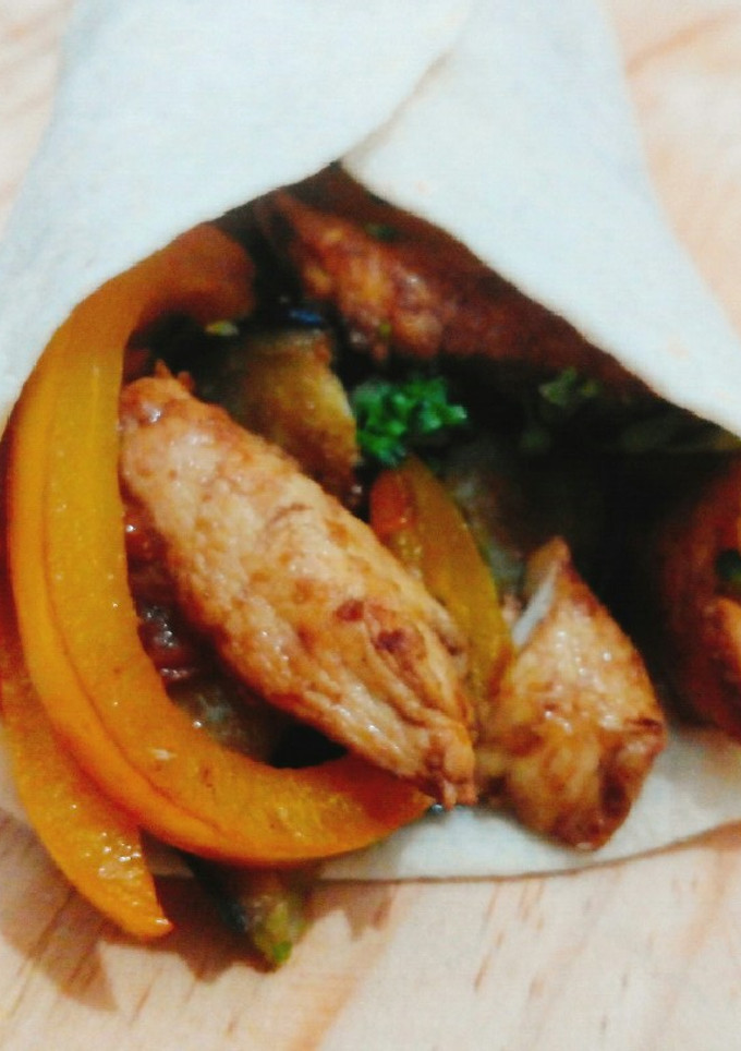 Una foto de Fajitas de verduras con pollo
