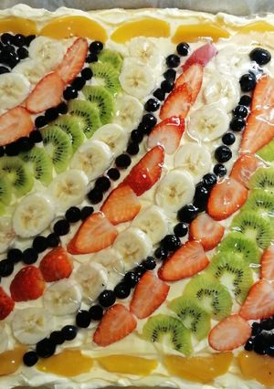 Túrókrémes, epres, gyümölcsös kocka recept fotója