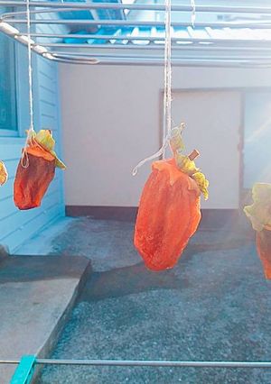Hình của món Hoshigaki(Hồng khô kiểu Nhật).