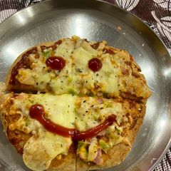 A picture of Pizza on kulcha base.