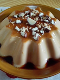 Una foto de Flan con bombones!