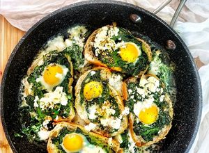 Foto principal de Tostas horneadas con espinaca, huevo y queso feta