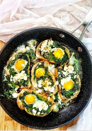 Una foto de Tostas horneadas con espinaca, huevo y queso feta