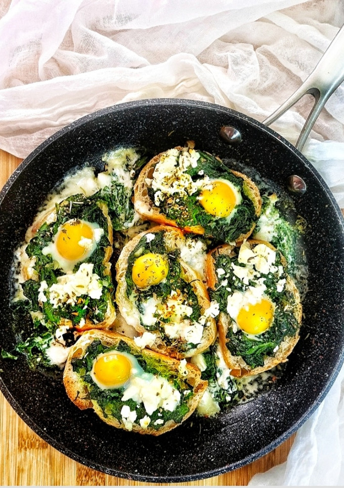 Una foto de Tostas horneadas con espinaca, huevo y queso feta