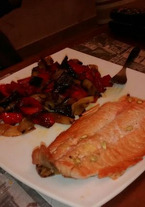 Una foto de Salmón rosado frío con chambota (Ciambota) caliente