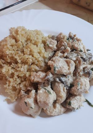 Tejszínes-gombás csirkemell bulgurral recept fotója