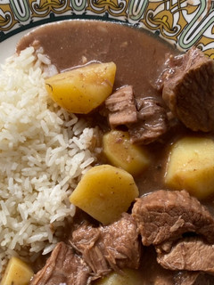 Una foto de Carne de res con papitas
