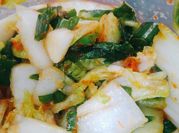 Una foto de kimchi picante