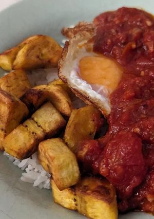 Una foto de Arroz a la Cubana con Plátano Frito