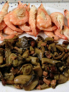 Una foto de Setas salteadas con jamón y langostinos cocidos