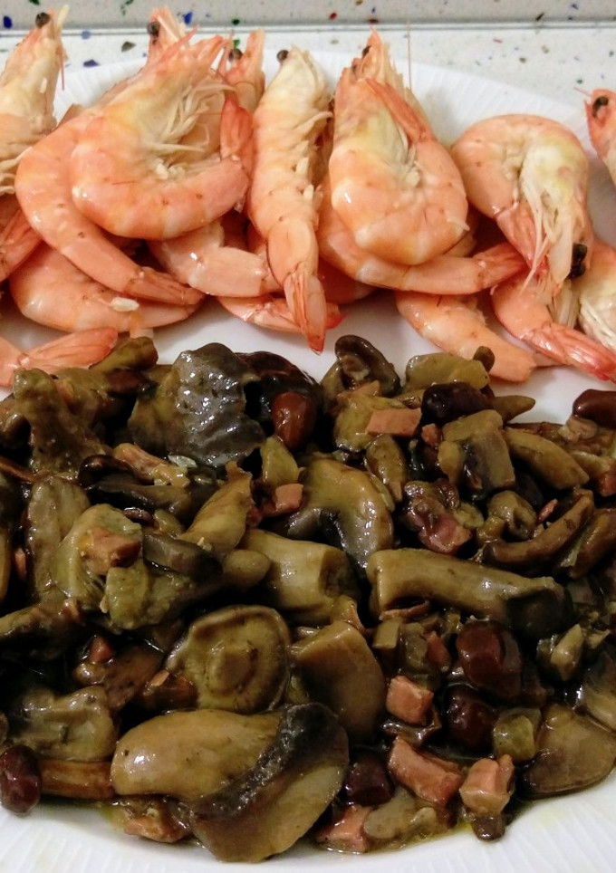 Una foto de Setas salteadas con jamón y langostinos cocidos