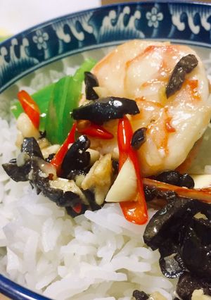 รูปของ กุ้งราดมะกอกดำพริกกระเทียม(เเปลงจากเมนูแต้จิ๋วแบบดั้งเดิม)