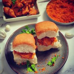 A picture of Kanda bhaji Pav.